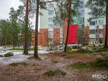 Värikkäät julkisivuelementit luovat rytmiä taloyhtiön julkisivupintoihin.