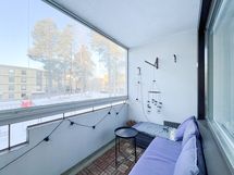 Parvekenäkymä on  länteen.