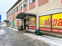 Lähikauppa Alepa ja apteekki löytyvät muutaman sadan metrin päästä.