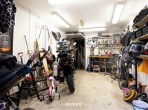 Autotalli, jonka takana myös varasto