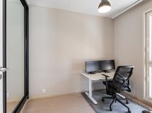 Myös toisessa makuuhuonessa on liukuovikaapisto