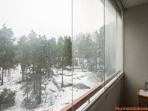 Parvekkeella mukava metsäinen maisema