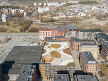 Hieno leikkipuisto pysäköintitalon katolla.