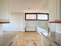 Keittiö ja olohuone yhdistyvät ruokailutilan kautta. Isompikin ruokapöytä mahtuu.