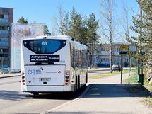 Bussipysäkki on ihan vieressä, juna-asemakin on helposti saavutettavissa.
