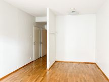 Alkovi tuo mukavasti vaihtoehtoja sisustukseen. Se on 2.23cm leveä ja 1.37 syvä.