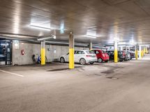 Parkkihalliin kulku rapusta