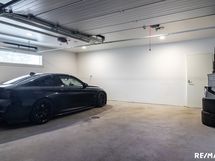Autotalli kahdelle autolle ja iso lämmin varasto