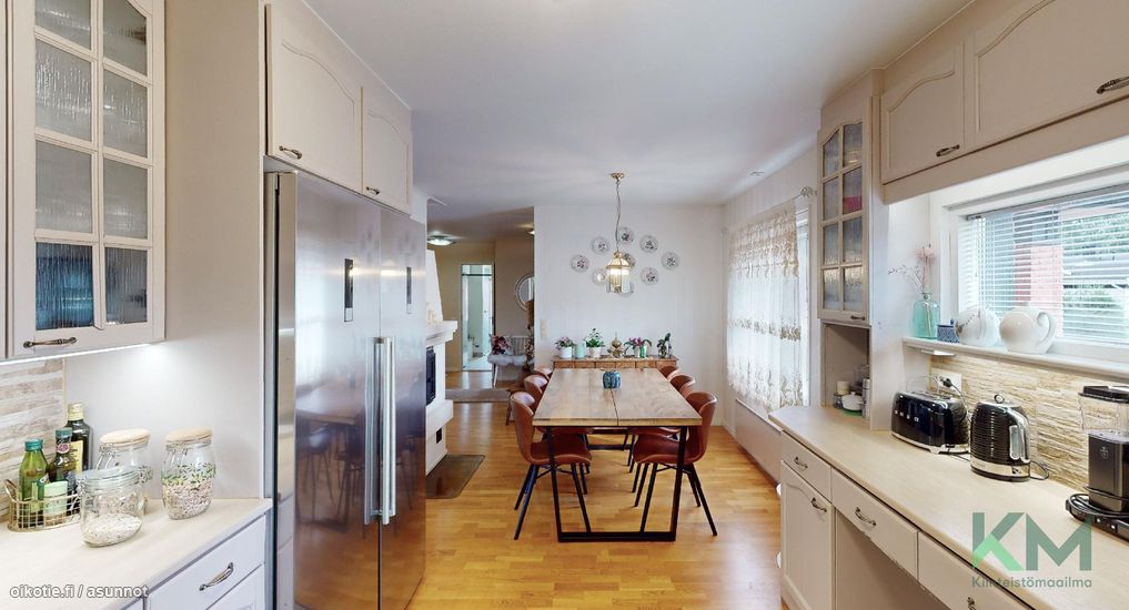 Keittiössä iso ruokailutila