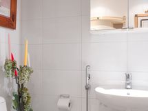 Erillinen wc, kalusteineen.