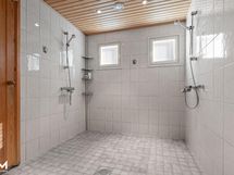 Pesuhuone kuvattuna saunan puolelta.