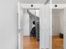 Eteinen, jossa runsaasti kaappitilaa