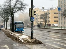 Bussit ja ratikat kulkevat lähistöltä tihein vuorovälein.