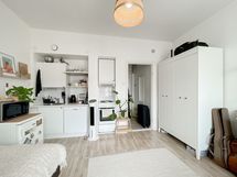 Avokeittiö sulautuu saumattomasti yhteen muun tilan kanssa.