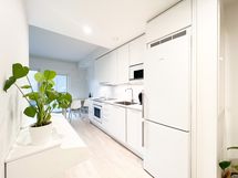 Keittiöstä löytyy mm. integroitu astianpesukone sekä tehokas induktioliesi.