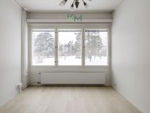 Ikkunoista on rauhalliset näkymät pihalle