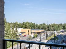 Ranskalainen parveke avaa oven ulkoilmaan. Vierestä menee pikaratikka!