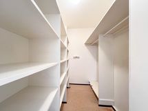 Vaatehuone on todella iso ja tarjoaa hyvin säilytystilaa.