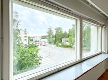 Näkymät avarasti katualueelle.