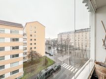 Avarat näkymät parvekkeelta, ilmansuunta on kaakkoon.