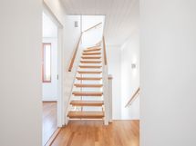 Portaat 2. Kerrokseen ja kellarikerrokseen