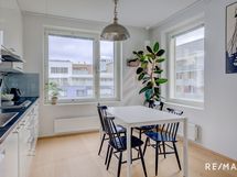 Keittiöstä aukeaa rauhallinen ja avara näkymä puistomaiselle sisäpihalle.