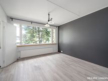 Olohuoneen päädyssä hyvä tila etätyöpisteelle