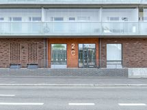 Kadunpuoleinen sisäänkäynti.