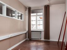 Kevyillä väliseinillä jaettu huone