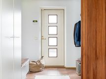 Arkieteinen - uloskäynti autokatokselle, jonka yhteydessä ulkovarasto