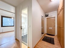 Eteisessä on ulkovaatteille oma kaappinsa.