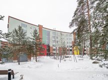 Taloyhtiön luonnonläheisessä pihapiirissä on leikkipaikkoja lapsille ja levähdyspaikkoja aikuisille.