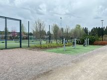 Lähistöllä Pallopuisto ja lähiliikuntapaikka.