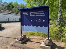Itäkeskuksen uimahalli n. 550m päässä.