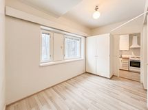 Huoneen yhteydessä myös säilytystilaa ja huoneen saa suljettua kätevästi verhoilla