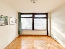 Olohuoneesta näkymä sisäpihan suuntaan länteen.