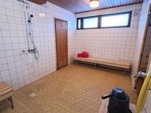 Taloyhtiön sauna pesuhuone.