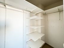 Vaatehuoneessa on runsaasti tilaa