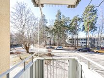 Ilmansuunta ikkunoista ja parvekkeelta on lounaan suuntaan.