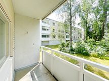 Olohuoneen yhteydessä on tilava parveke. Etelän suuntainen parveke tuo lisätilaa asumiseen.