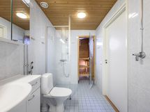 Yläkerta; Sauna, kph, suihku,wc.