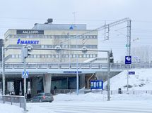 Liikekeskus Aalloppi on n. kilometrin päässä.