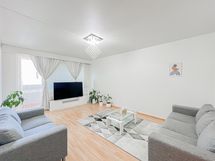 Tilava ja viihtyisä kaksio vaatehuoneella ja lasitetulla parvekkeella.