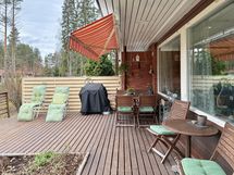 terassilla tilaa kalusteille ja grillille