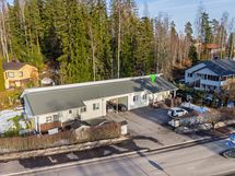 koti metsän siimeksessä lähellä keskustaa