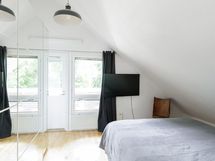 Makuuhuone, josta käynti parvekkeelle