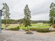 Takapiha etelään golf-kentälle päin