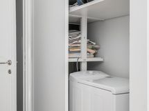 MH2 yhteydessä pyykkihuollolle tila liukuovien takana.