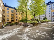 Taloyhtiön rauhallinen sisäpiha