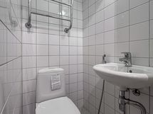 Wc käsisuihkulla ja lattiakaivolla